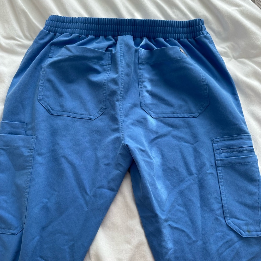 Figs yola skinny scrub pants in ciel blue size small